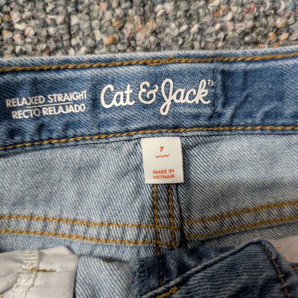 Size 7 Kids Relaxed Straight Leg Jean with Rip at the Knee. NWT - Picture 3 of 3